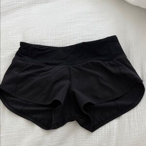 Lululemon Black speed up 2.5 inch low rise shorts, size 0